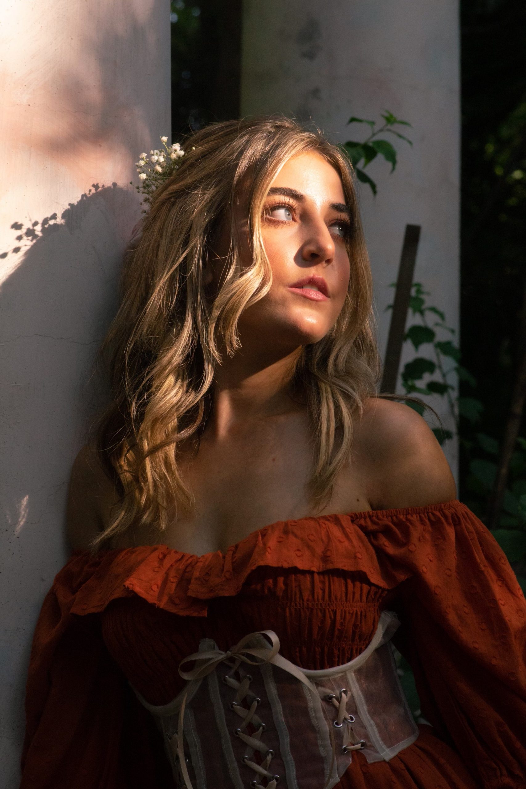 ‘Daydreaming’ is an infectious pop record that features Logan Alexandra’s dynamic vocals